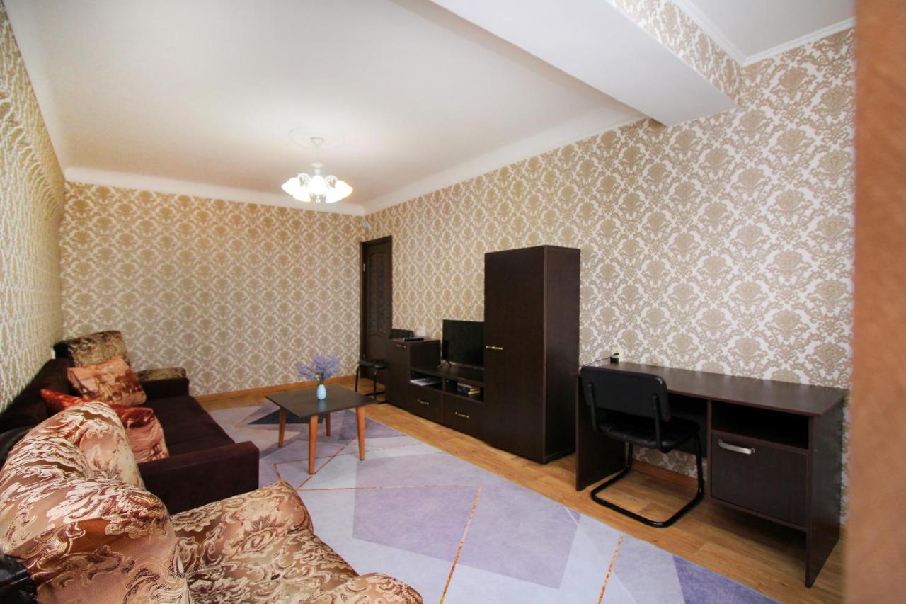 Spacious Central Apartment Alma-Ata Exteriör bild